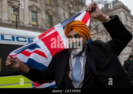 Nach dreieinhalb Jahren politischer Umwälzungen im britischen parlament feiern ein britischer Sikh und Brexiteers in Westminster am Brexit-Tag, dem Tag, an dem Großbritannien die Europäische Union am 31. Januar 2020 rechtskräftig verlässt, in London, England. Stockfoto