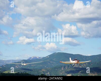 Segelflugzeug, das von einem einmotorigen Flugzeug belüftet wird. Flugplatz Château-Arnoux Saint-Auban, Alpes de Haute-Provence, Frankreich. Stockfoto