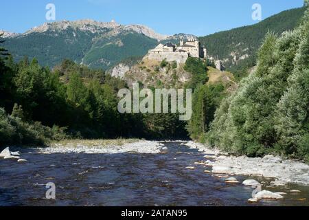 Mittelalterliche Burg auf einem Felsen in der Mitte des Guil-Tals. Château-Queyras, Château-Ville-Vieille, Hautes-Alpes, Frankreich. Stockfoto