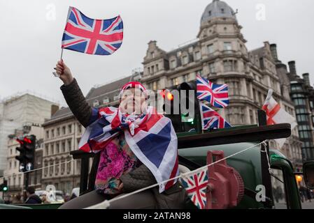 Nach dreieinhalb Jahren politischer Umwälzungen im britischen parlament feiern Brexiteers in Westminster am Brexit-Tag, dem Tag, an dem Großbritannien die Europäische Union am 31. Januar 2020 rechtskräftig verlässt, in London, England. Stockfoto