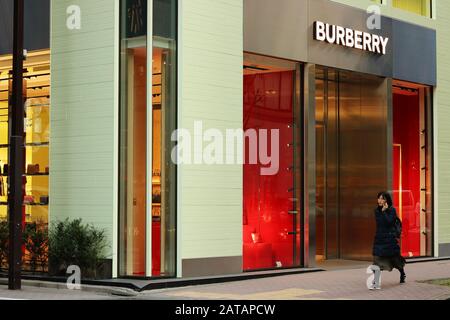 Die Vorderseite eines Burberry-Ladens in Tokios Ginza-Gegend. (Januar 2020) Stockfoto