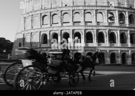 ROM, Italien - 2. Januar 2020: Verschwommenes Bild eines Pferd- und Kutschpasses in der Nähe Des Kolosseum im Zentrum Roms, Italien. Stockfoto