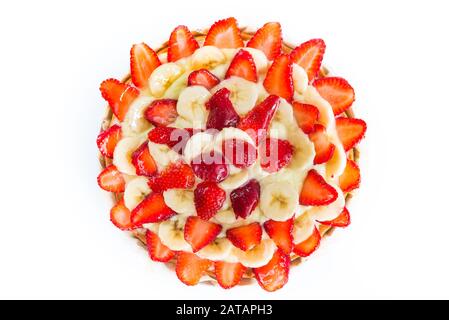 Erdbeere und Bananenkuchen isoliert auf weißem Hintergrund Stockfoto