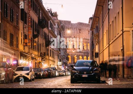 ROM, Italien - 2. Januar 2020: Blick auf das Colloseum von einer bezaubernden Hintergasse, Rom - Italien. Stockfoto