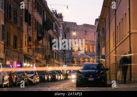 ROM, Italien - 2. Januar 2020: Blick auf das Colloseum von einer bezaubernden Hintergasse, Rom - Italien. Stockfoto