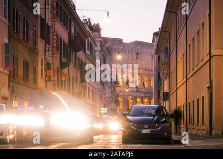 ROM, Italien - 2. Januar 2020: Blick auf das Colloseum von einer bezaubernden Hintergasse, Rom - Italien. Stockfoto