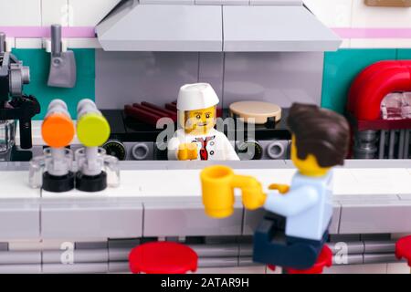 Tambov, Russische Föderation - 22. Januar 2020 Lego Downtown Diner. Küchenchef in offener Küche und Kunde mit Tasse. Studio gedreht. Stockfoto