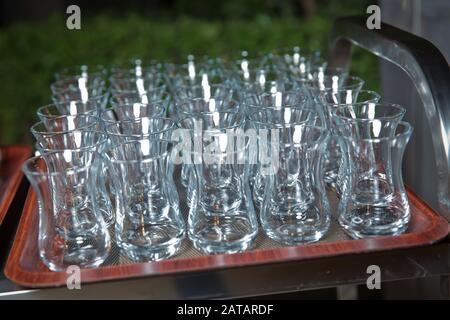 Tee in einem Armudu-Glas . armudu Tee auf Tablett . Tee in einem Glas Birnen im Inneren des Pods. Stockfoto