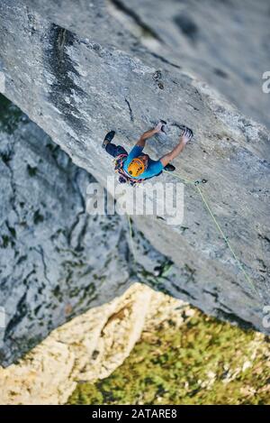 Kletterer erklimmen einen clif im Nationalpark Paklenica in Kroatien Stockfoto