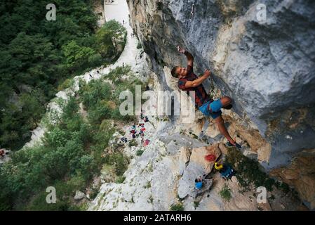 Kletterer erklimmen einen clif im Nationalpark Paklenica in Kroatien Stockfoto