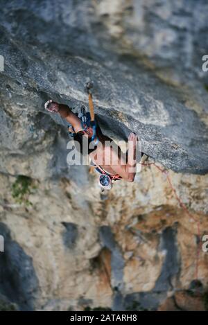 Kletterer erklimmen einen clif im Nationalpark Paklenica in Kroatien Stockfoto