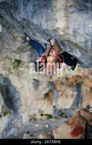 Kletterer erklimmen einen clif im Nationalpark Paklenica in Kroatien Stockfoto