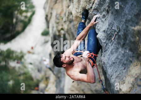 Kletterer erklimmen einen clif im Nationalpark Paklenica in Kroatien Stockfoto