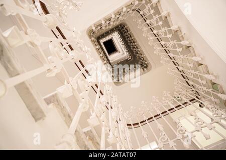 Schöne Wendeltreppe in einem alten Gebäude. Stockfoto