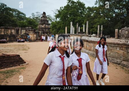Junge Mädchen aus Sri Lanka in Studentenuniformen in Polonnaruwa. Stockfoto