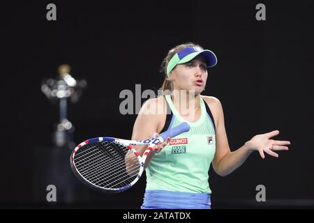 Melbourne, Australien. Februar 2020. Sofia Kenin aus den Vereinigten Staaten reagiert beim Dameneinzel Finale gegen Garbine Muguruza aus Spanien beim Australian Open Tennisturnier in Melbourne, Australien am 1. Februar 2020. Kredit: Bai Xuefei/Xinhua/Alamy Live News Stockfoto