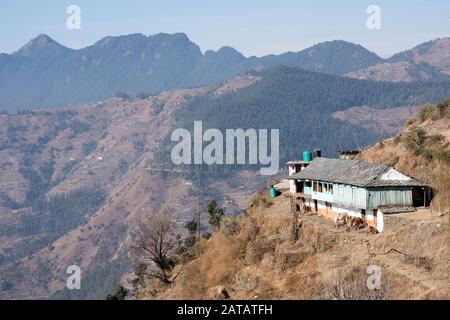 Shimla, Indien - 4. Dezember 2016: Ein typisches hölzernes Haus in Himachal am Bergdorf im Shimla-Tal, Himachal Pradesh, Indien. Stockfoto