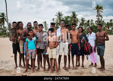 Familien aus Sri Lanka genießen freie Zeit an einem tropischen Strand in Trincomalee. Stockfoto