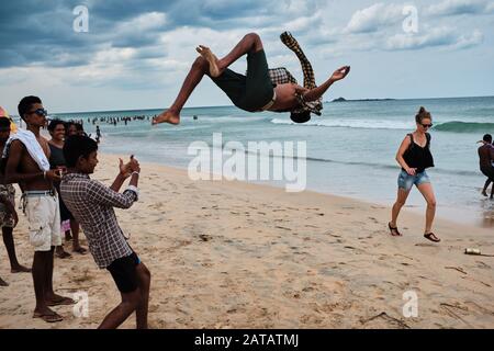 Familien aus Sri Lanka genießen freie Zeit an einem tropischen Strand in Trincomalee. Stockfoto