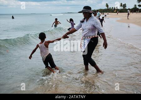 Familien aus Sri Lanka genießen freie Zeit an einem tropischen Strand in Trincomalee. Stockfoto