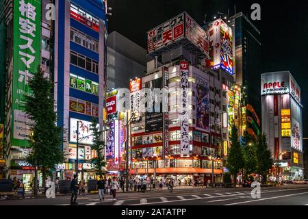 Okyo, Japan, 13. August 2019 - Beleuchtete nachts Gebäude in Akihabara, einem berühmten Einkaufsviertel für Videospiele, Anime und Mangas Stockfoto