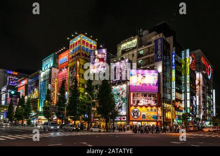 Tokio, Japan, 13. August 2019 - Beleuchtete Gebäude nachts in Akihabara, einem berühmten Einkaufsviertel für Videospiele, Anime und Mangas Stockfoto