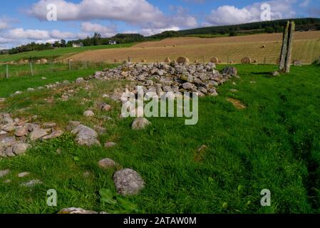 Neolithisches cairns und die Ruinen einer Kapelle im Milton von Clava in der Nähe von Clava Cairns Inverness-shire Scotland UK Stockfoto