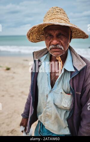 Authentischer lokaler Fischer an einem Strand in Trincomalee, Sri Lanka Stockfoto