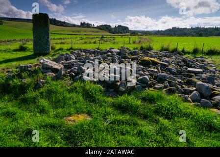 Neolithisches cairns und die Ruinen einer Kapelle im Milton von Clava in der Nähe von Clava Cairns Inverness-shire Scotland UK Stockfoto