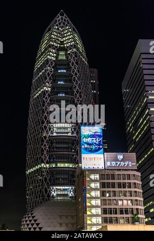 Tokio, 13. August 2019 - Nachtansicht des Mode Gakuen Cocoon Tower. Von Tange Associates entworfen, ist einer der bekanntesten Wolkenkratzer der Welt Stockfoto