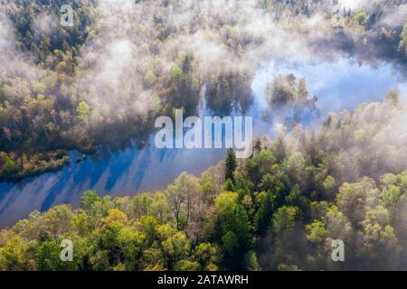 Dunstschwaden über Wald und Teich, Birkensee bei Geretsried, Drohnenschuss, Oberbayern, Bayern, Deutschland Stockfoto