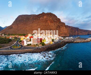 Vueltas mit Kreisverkehr und Hafen in der Abendbeleuchtung, Valle Gran Rey, Luftbild, La Gomera, Kanarische Inseln, Spanien Stockfoto