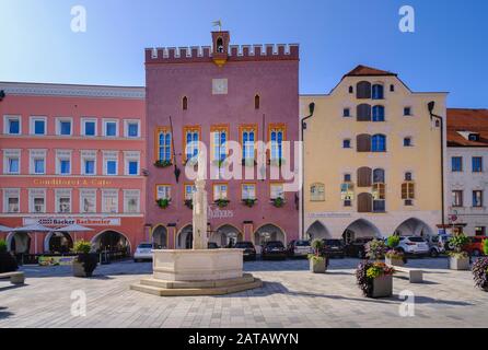 Marienbrunnen und Rathaus in der Ludwigsstraße, Altstadt, Neuoetting, Oberbayern, Bayern, Deutschland Stockfoto