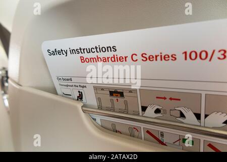 Anweisungen zu Sicherheits- und Notfallinformationen/Führerkarte während eines Flugs in einem Flugzeug der Bombardier C-Serie/Flugzeug/Flugzeug (Ein Flugzeug, das jetzt als Airbus A220 vermarktet wird) (112) Stockfoto