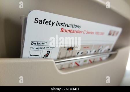 Anweisungen zu Sicherheits- und Notfallinformationen/Führerkarte während eines Flugs in einem Flugzeug der Bombardier C-Serie/Flugzeug/Flugzeug (Ein Flugzeug, das jetzt als Airbus A220 vermarktet wird) (112) Stockfoto