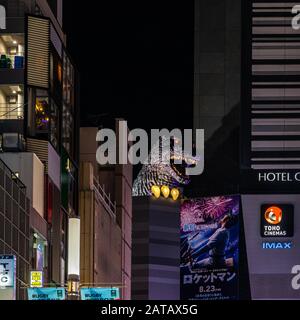 Tokio, 13. August 2019 - Godzilla auf dem Dach mit Blick auf den Stadtteil Shinjuku Stockfoto