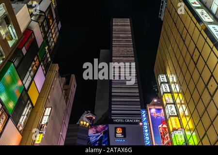 Tokio, 13. August 2019 - Nacht Weitwinkelansicht mit Godzilla auf dem Dach mit Blick auf Kabukicho im Stadtteil Shinjuku Stockfoto