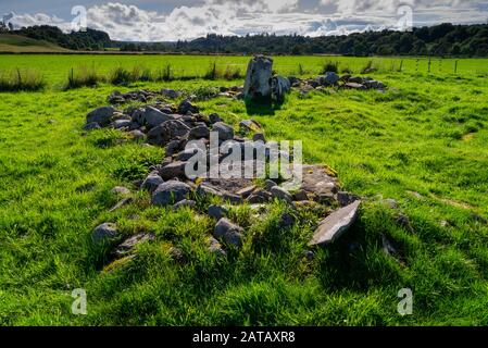 Neolithisches cairns und die Ruinen einer Kapelle im Milton von Clava in der Nähe von Clava Cairns Inverness-shire Scotland UK Stockfoto