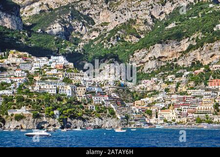 Blick auf Positano an der italienischen Amalfiküste vom Meer Stockfoto