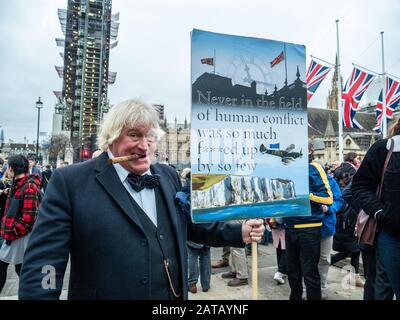 Brexit Day 31. Januar 2020 auf dem Parliament Square, London, England, da ein Mann mit einem humorvollen Schild steht, das sich auf einen Tschurchil-Spieß bezieht. Stockfoto