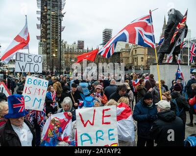 Am 31. Januar 2020 versammeln sich die Menschen auf dem Parliament Square in London, England Stockfoto