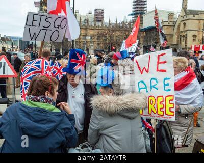 Am 31. Januar 2020 versammeln sich die Menschen auf dem Parliament Square in London, England Stockfoto