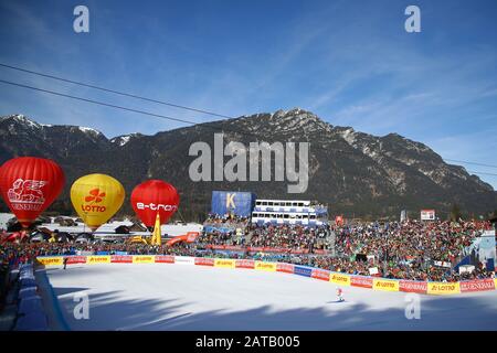 Garmisch-Partenkirchen, Deutschland. Februar 2020. Eine allgemeine Sicht auf den Renn-Zielbereich beim Audi Fis-Alpine Ski-WM-Abfahrtslauf am 01. Februar 2020 in Garmisch-Partenkirchen, Deutschland. Kredit: European Sports Photographic Agency/Alamy Live News Stockfoto