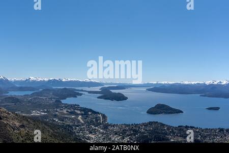 Schneebedeckte Andenberge und Nahuel Huapi See an einem klaren Tag in Bariloche, Patagonien, Argentinien Stockfoto