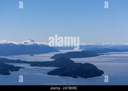 Schneebedeckte Andenberge und Nahuel Huapi See an einem klaren Tag in Bariloche, Patagonien, Argentinien Stockfoto