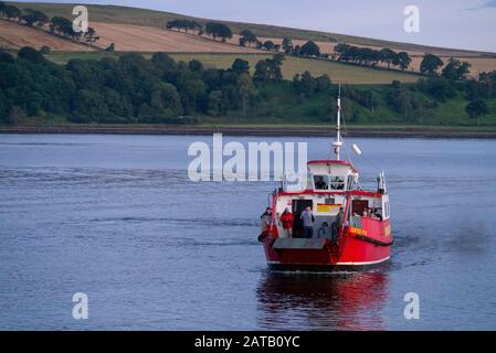 Cromarty FIRTH, SCHOTTLAND, Großbritannien - 23. August 2017 - Die Autofähre Cromarty - Nigg, die zwei Fahrzeuge und Passagiere von der Black Isle nach Nigg befördert Stockfoto