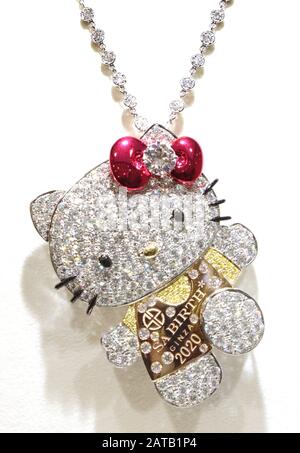 Tokio, Japan. Januar 2020. Japans Juwelier SA BIRT zeigt Diamanten Anhänger von Sanrios Charakter Hello Kitty, besetzt mit insgesamt 20,20 ct Diamanten mit Platin, Preis 20,2 Millionen Yen in der Sanrio-Zentrale in Tokio am Freitag, 31. Januar 2020. Credit: Yoshio Tsunoda/AFLO/Alamy Live News Stockfoto