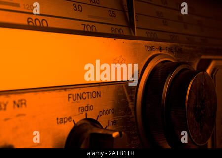 Antik-Tonbandgerät in gelber Farbe. Stockfoto