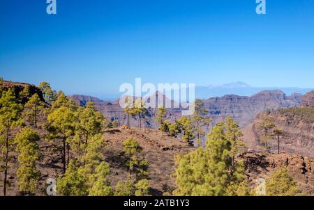 Gran Canaria, Januar, zentraler Teil der Insel, Blick auf die pyramidale Montana de Alsobas und Teide auf der Insel Stockfoto