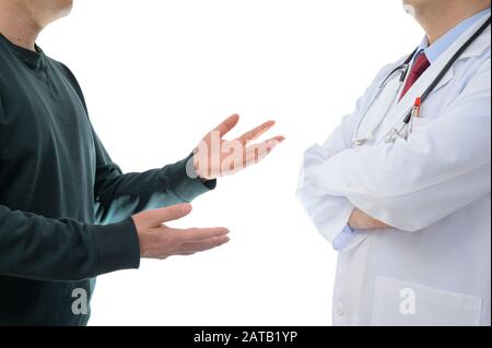 Patienten, die gegen den Arzt protestieren. Medizinisches Streitkonzept Stockfoto